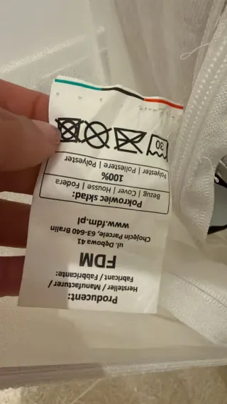 Cama con cajones, colchón y  almohadas