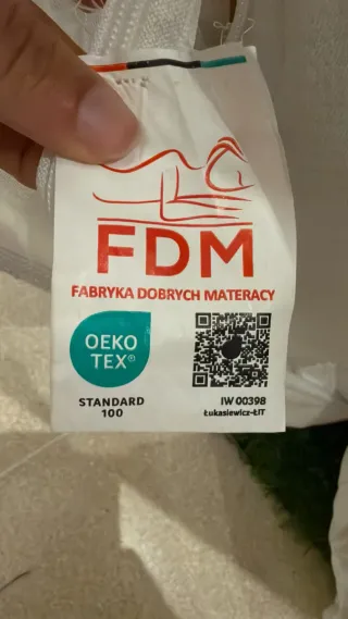 Cama con cajones, colchón y  almohadas