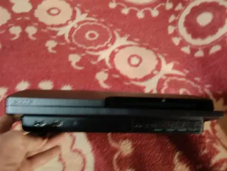 Consola PS3 Slim de 250 GB,Negra + Mando y Cables.