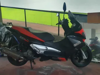 Aprilia SR Max 300 Scooter Cómo nueva