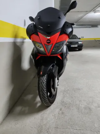 Aprilia SR Max 300 Scooter Cómo nueva
