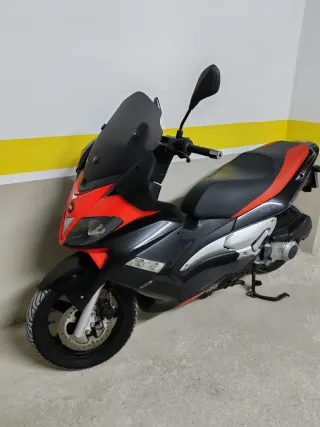 Aprilia SR Max 300 Scooter Cómo nueva