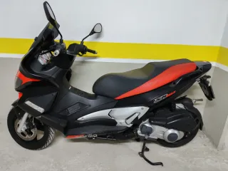 Aprilia SR Max 300 Scooter Cómo nueva