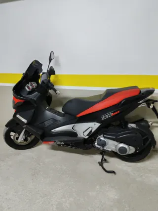 Aprilia SR Max 300 Scooter Cómo nueva