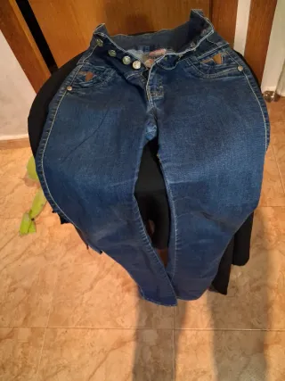 2 pantalones uno tejano elásticos.34y negro poli.M