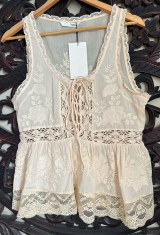 Top beige bordado encaje talla S