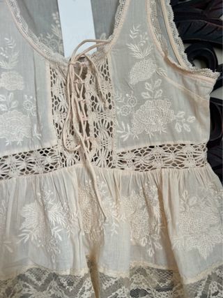 Top beige bordado encaje talla S