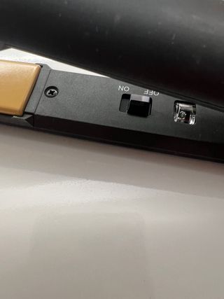 Plancha de pelo GHD negra y amarilla