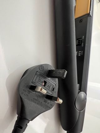 Plancha de pelo GHD negra y amarilla