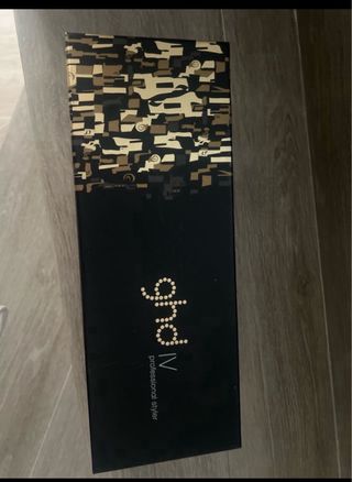 Plancha de pelo GHD negra y amarilla