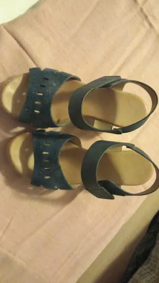 Sandalias azules para niña