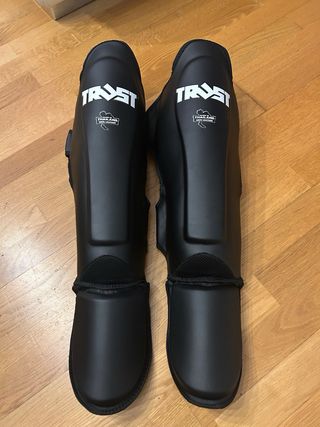 Protecciones Kickboxing Muay Thai Negras nuevas.