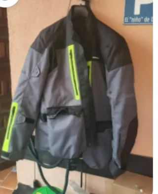 Cazadora de moto gris y negra, con forro