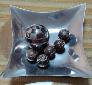 Bandeja decorativa plateada con bolas de madera