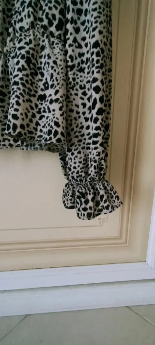 Blusa stampa animalier beige e nera