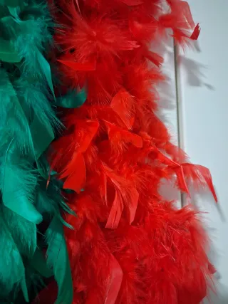 3 Boas de plumas rojas y verdes