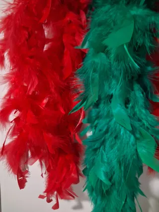 3 Boas de plumas rojas y verdes