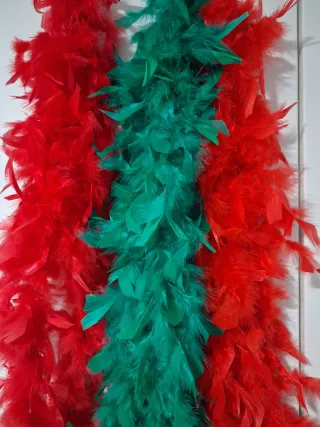 3 Boas de plumas rojas y verdes