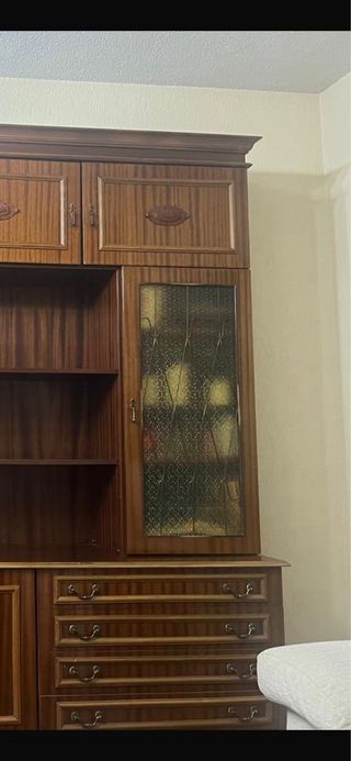 Mueble de salón de madera y cristal