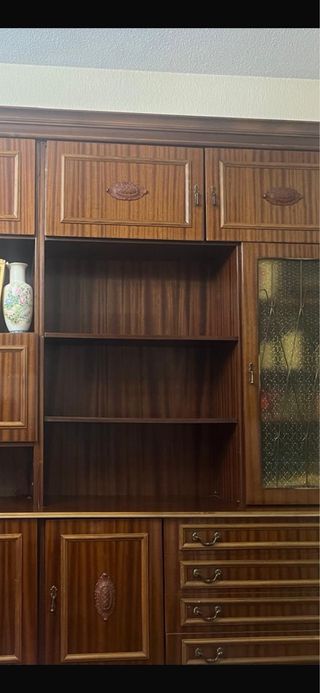 Mueble de salón de madera y cristal