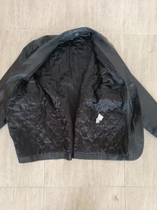 Americana de piel talla M. Medidas indicadas.