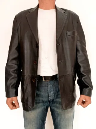 Americana de piel talla M. Medidas indicadas.