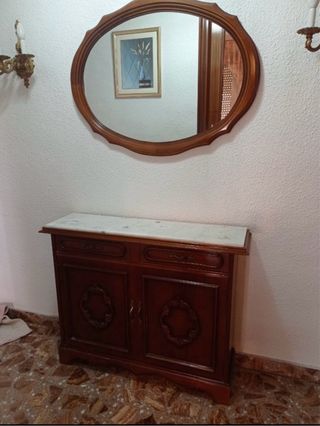 Mueble de madera con espejo y mármol