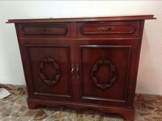 Mueble de madera con espejo y mármol