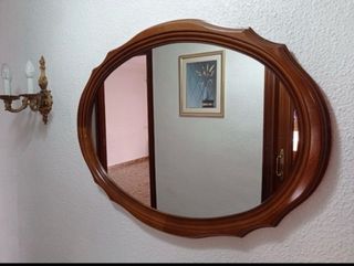 Mueble de madera con espejo y mármol