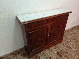 Mueble de madera con espejo y mármol