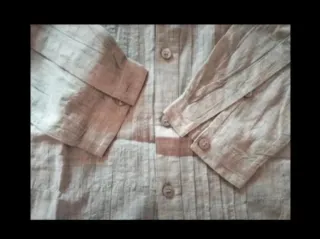 Camisa gris amarillento de H&M.