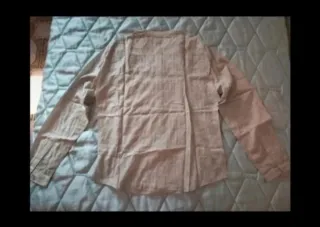 Camisa gris amarillento de H&M.