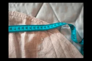 Camisa gris amarillento de H&M.