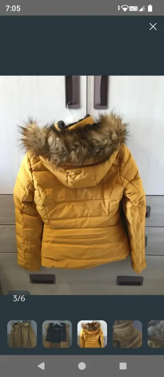 Abrigo amarillo con capucha y pelo