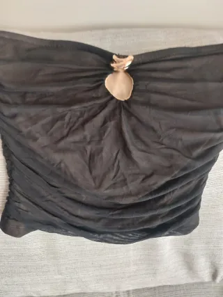 Top Negro Drapeado con Detalle Joya Dorado