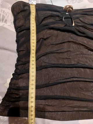 Top Negro Drapeado con Detalle Joya Dorado