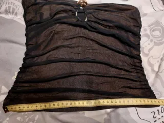 Top Negro Drapeado con Detalle Joya Dorado