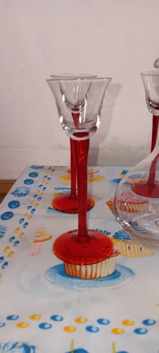 Set liquore in vetro rosso e trasparente
