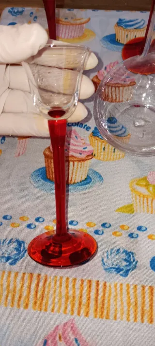 Set liquore in vetro rosso e trasparente