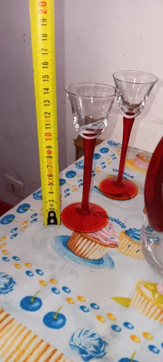 Set liquore in vetro rosso e trasparente