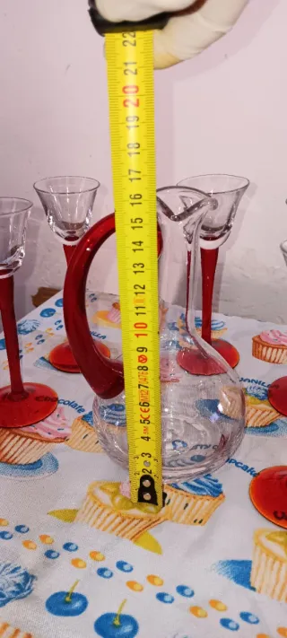 Set liquore in vetro rosso e trasparente