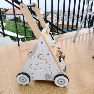 Andador de madera para bebé