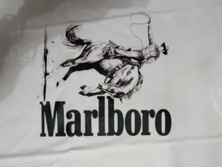 T-shirt Marlboro uomo cowboy cavallo in bianco e n