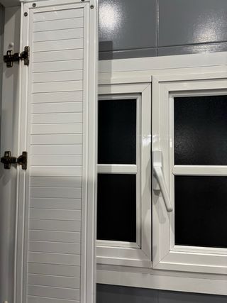 Puerta de aluminio blanco con perfil 195x47