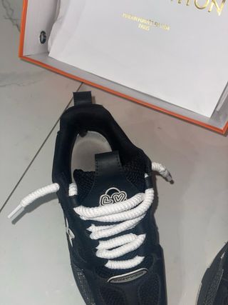 Louis Vuitton Scarpe da Ginnastica Nere e Bianche