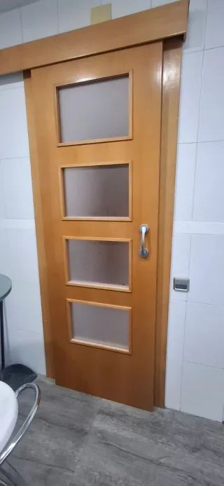 Puerta corredera de madera con 4 cristales