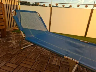 Tumbona plegable azul para exterior