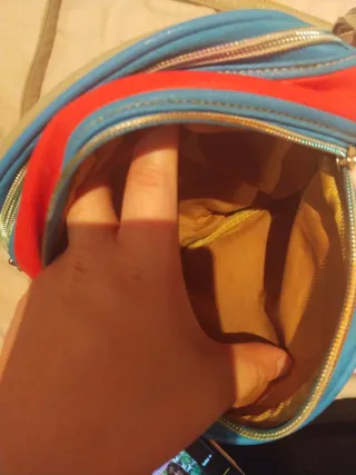 Bolso redondo gris y rojo