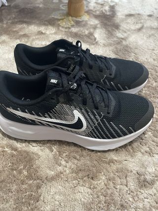 Zapatillas Nike negras y blancas