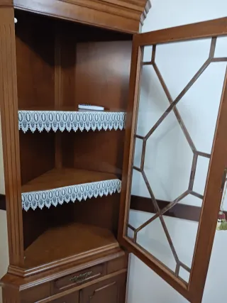 Mueble esquinero de madera y cristal